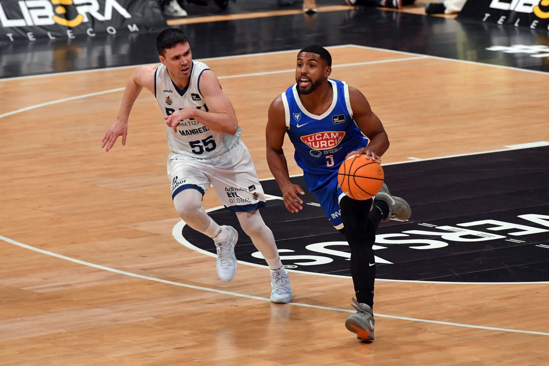 La penúltima fiesta del Palacio sigue acercando al UCAM a la Copa, en imágenes