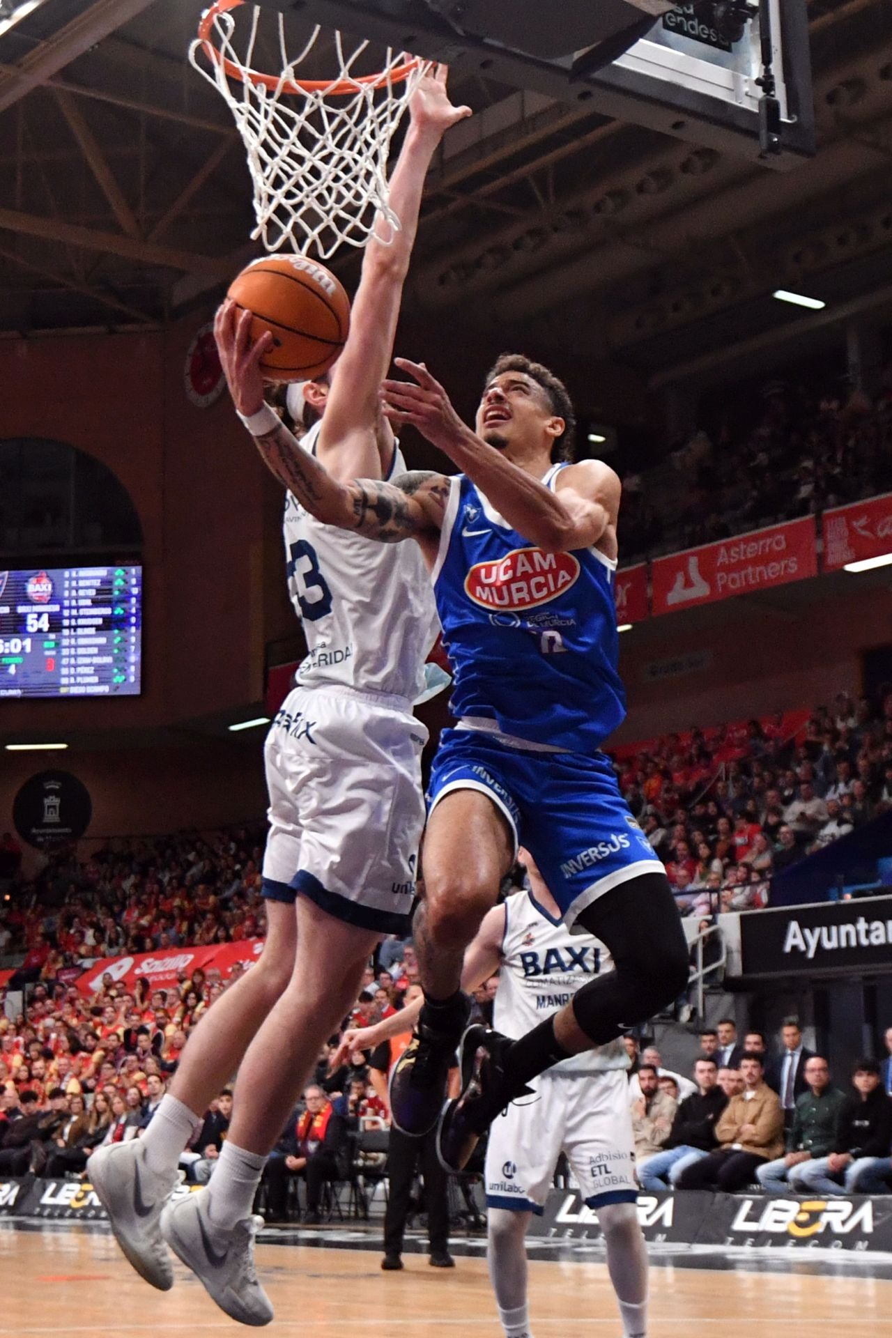 La penúltima fiesta del Palacio sigue acercando al UCAM a la Copa, en imágenes