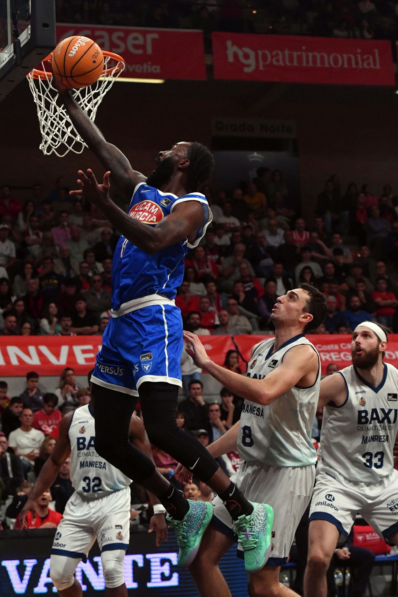 La penúltima fiesta del Palacio sigue acercando al UCAM a la Copa, en imágenes