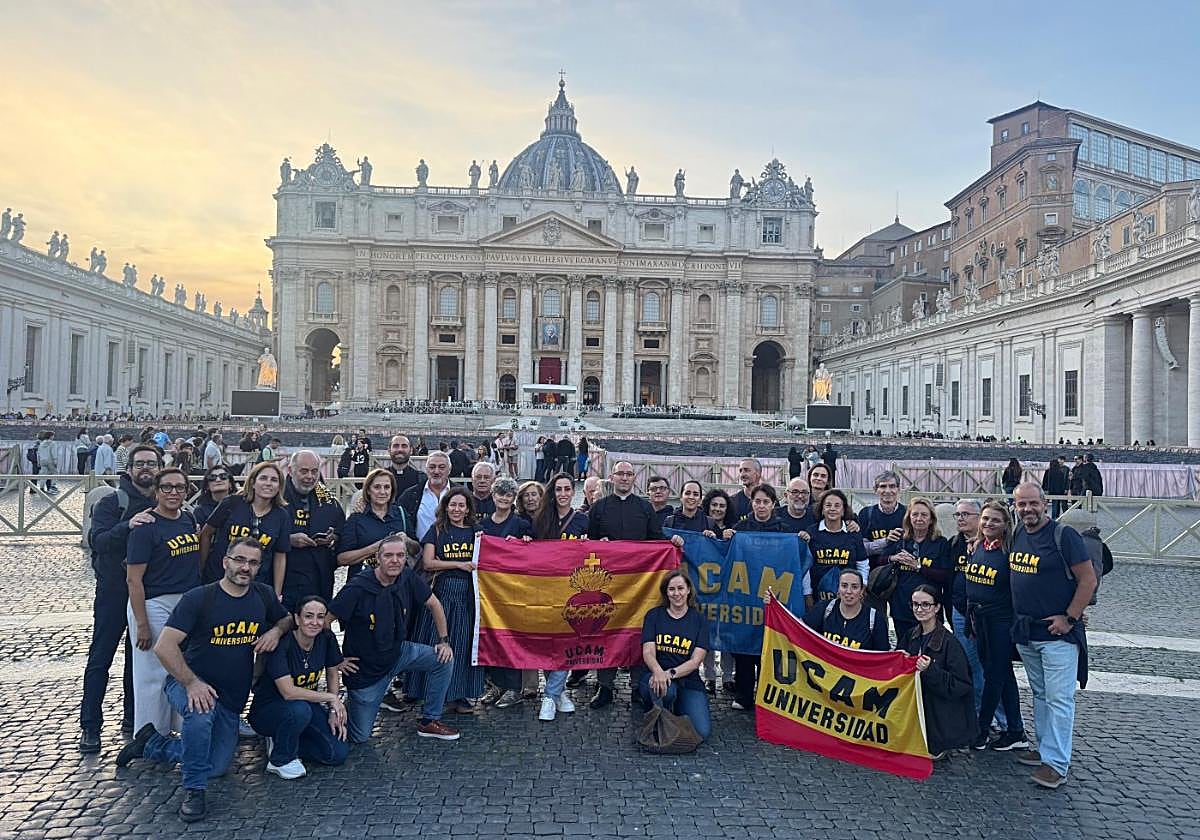 Foto de familia ante la Basílica de San Pedro.