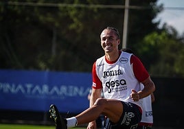 Pedro Benito, jugador del Real Murcia, saluda con una sonrisa durante un entrenamiento del equipo.