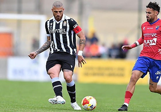 Fran Vélez realizando un pase.