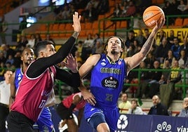 Faverani intenta taponar la bandeja de Kalscheur.