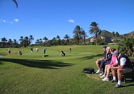 Aficionados al golf siguiendo de cerca a los profesionales del Legends Tour, a su paso por La Manga Club.