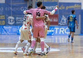 Edu, portero de ElPozo, celebra un gol con sus compañeros.