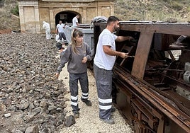 Varios alumnos del taller de empleo joven, con una de las vagonetas.