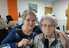 Concepción Planes, junto a su madre.