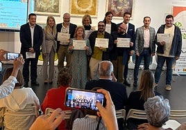 Los alcaldes de Blanca, Archena y Ulea posan con los premiados.
