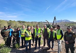 El consejero de Medio Ambiente, Universidades, Investigación y Mar Menor, Juan María Vázquez, visita las actuaciones de contención para evitar el decaimiento forestal provocado por la sequía y para la prevención de incendios forestales en la zona de Coto Cuadros.