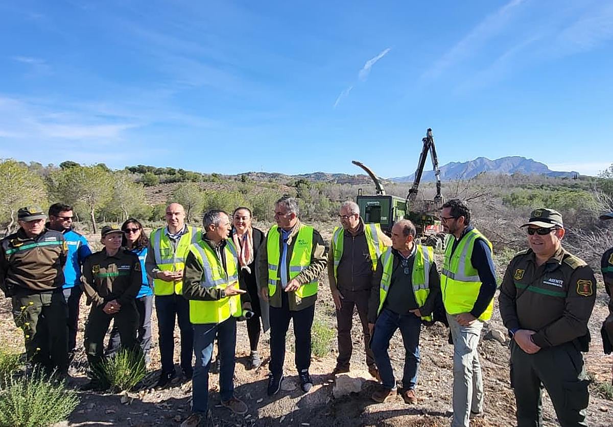 El consejero de Medio Ambiente, Universidades, Investigación y Mar Menor, Juan María Vázquez, visita las actuaciones de contención para evitar el decaimiento forestal provocado por la sequía y para la prevención de incendios forestales en la zona de Coto Cuadros.