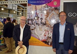 José Juan González y Alfonso Fernández en el stand de EXPOFIESTA dedicado a las fiestas de Moros y Cristianos de la Región de Murcia
