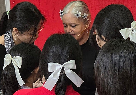 Alumnas interesadas por el trabajo de Títeres Los Claveles.