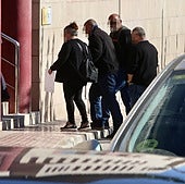 Los padres y otros familiares de la víctima entrando este lunes a declarar en el juzgado de Totana.