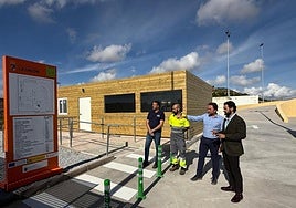 El alcalde, Joaquín Zapata (1 derecha), con trabajadores de la empresa municipal USM, en el ecoparque