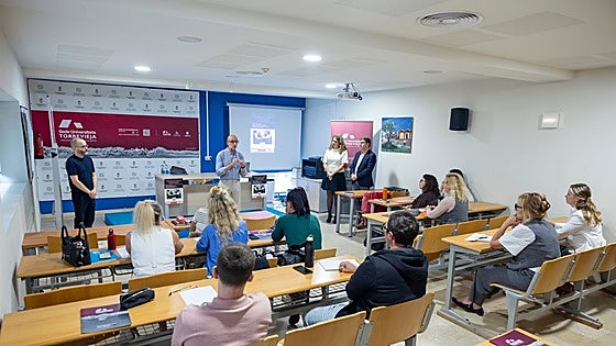 La UA pone en marcha en Torrevieja una formación para atender a la población extranjera mayoritaria de la ciudad: rusa y ucraniana