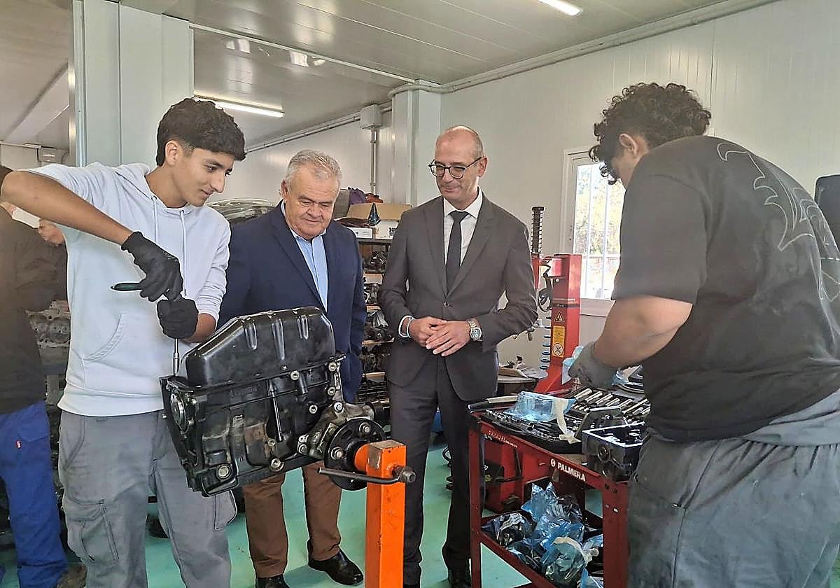 El consejero de Educación y Formación Profesional, Víctor Marín, visita el nuevo taller de automoción en el IES Prado Mayor de Totana.