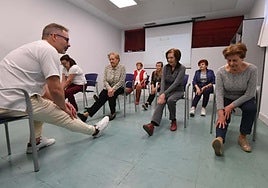 Pacientes del centro de salud de Beniaján, este lunes durante uno de los talleres del programa Otago.