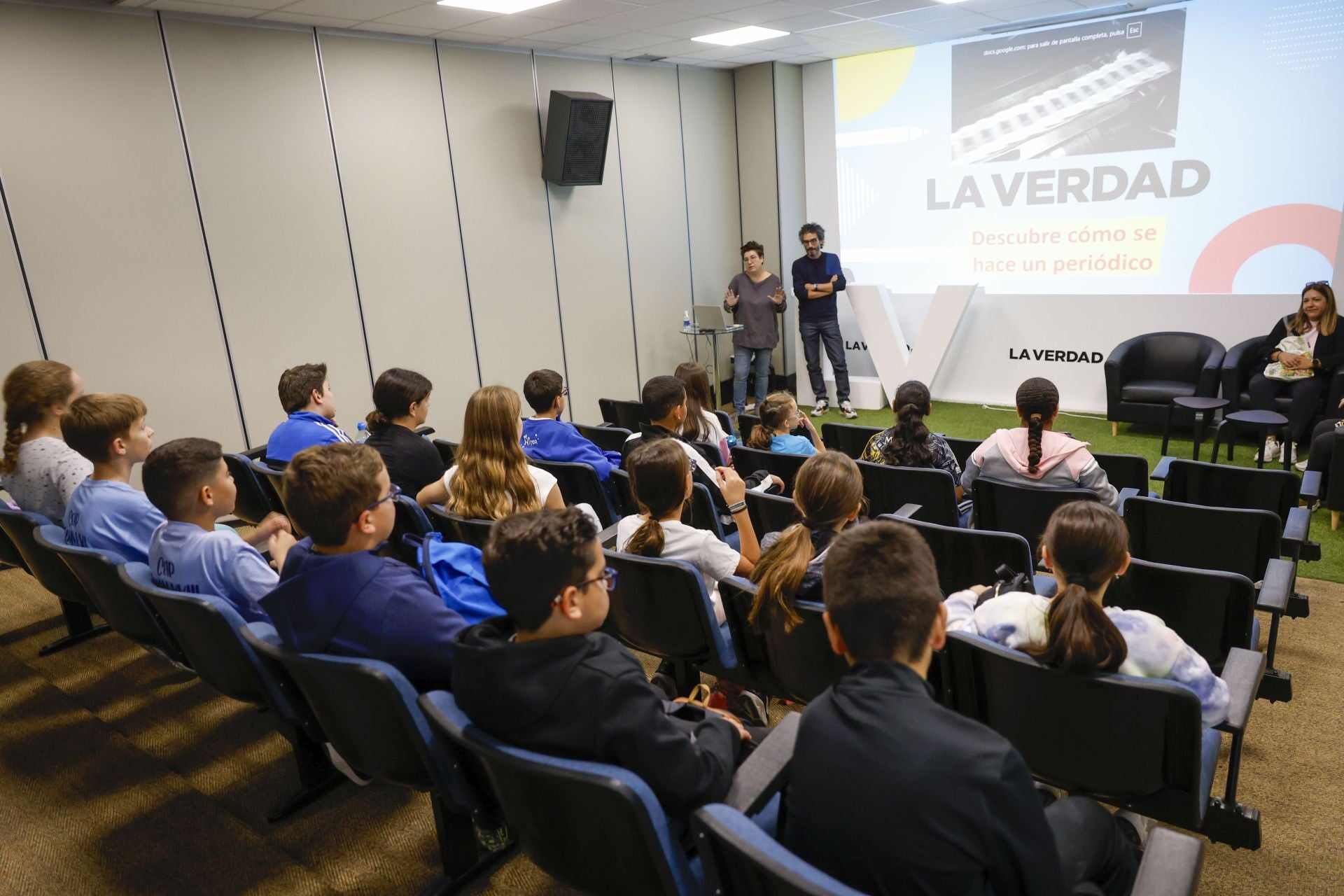 Visita del colegio Juan XXIII de Las Lumbreras, en Monteagudo, a LA VERDAD