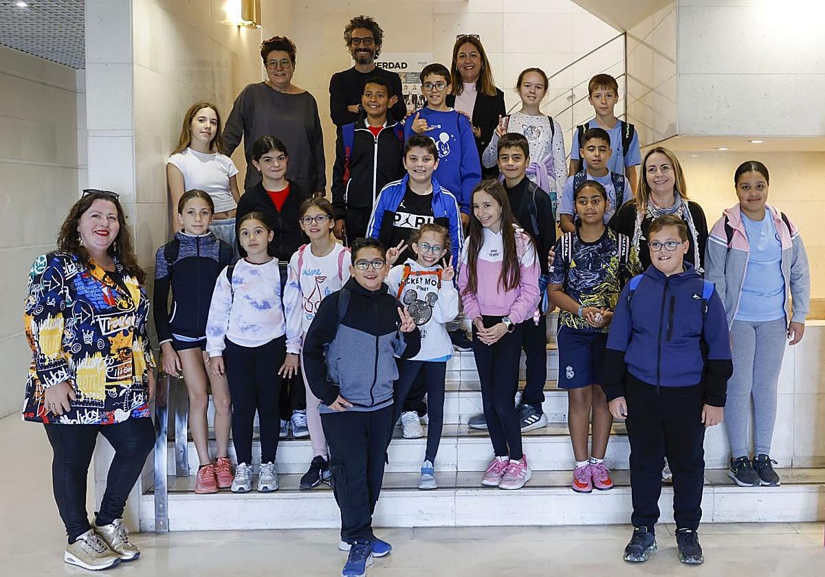 Mar Saura, jefa de Arte de LAVERDAD, y el periodista Rubén G. Bastida, junto a los alumnos de 5º y 6º del colegio Juan XXIII de Las Lumbreras y sus maestras, ayer, en las instalaciones del periódico.