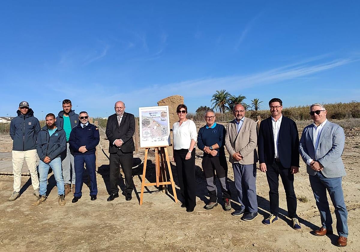 Tres representantes de la asociación valenciana Mil playas, el teniente coronel Vilches, en representación de Defensa, la representante de Bahía Bella, el presidente de Hippocampus, el director general del Mar Menor, el concejal de Cartagena Pablo Braquehais, el concejal de Los Alcázares Pedro José Sánchez y el director de Lhicarsa.