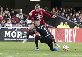 Ortuño se choca contra Jaume Doménech, en el partido de Copa del Rey entre el Cartagena y el Valencia de 2022.