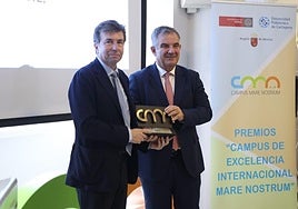El consejero Juan María Vázquez entrega al director de Vóptica, Pablo Artal, uno de los Premios Empresariales 'Campus Mare Nostrum 2025'.