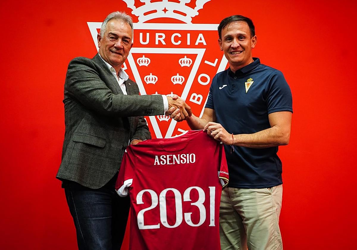 Felipe Moreno y Pedro Asensio, tras firmar la renovación.