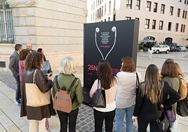 El equipo del CAVI, frente al cartel de este año para el 25N.