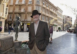 El escritor y académico de la RAE Arturo Pérez-Reverte, junto a la fuente del Icue, ayer en el centro de Cartagena.