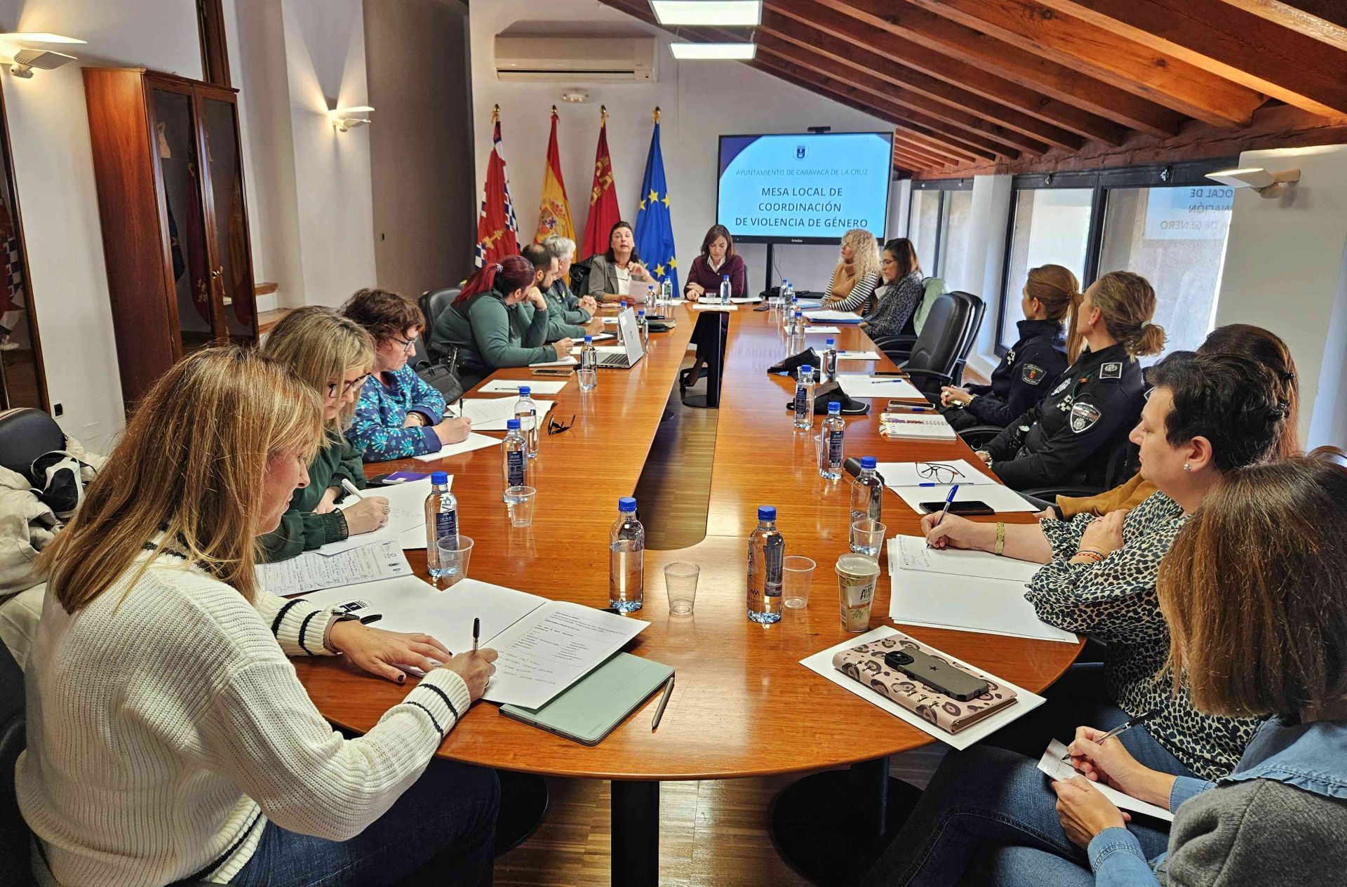 La reunión de la Mesa Local de Coordinación de Violencia de Género que tuvo lugar en dependencias municipales del edificio del Palacio de los Uribe.