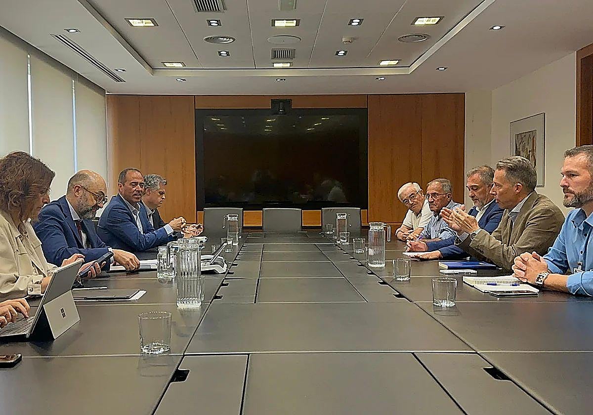 El alcalde, concejales y vecinos durante su encuentro con el presidente de ADIF, el pasado mes de julio.