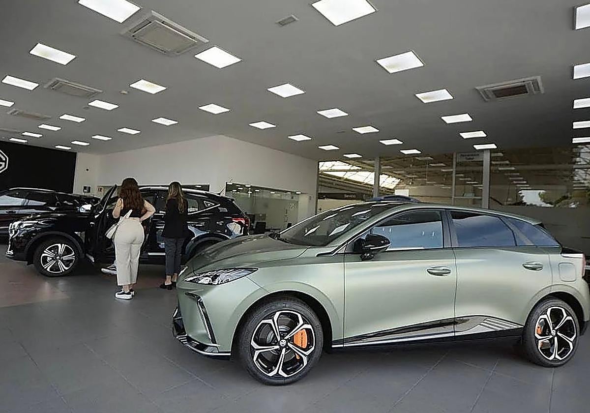 Imagen de archivo de un concesionario en Murcia.