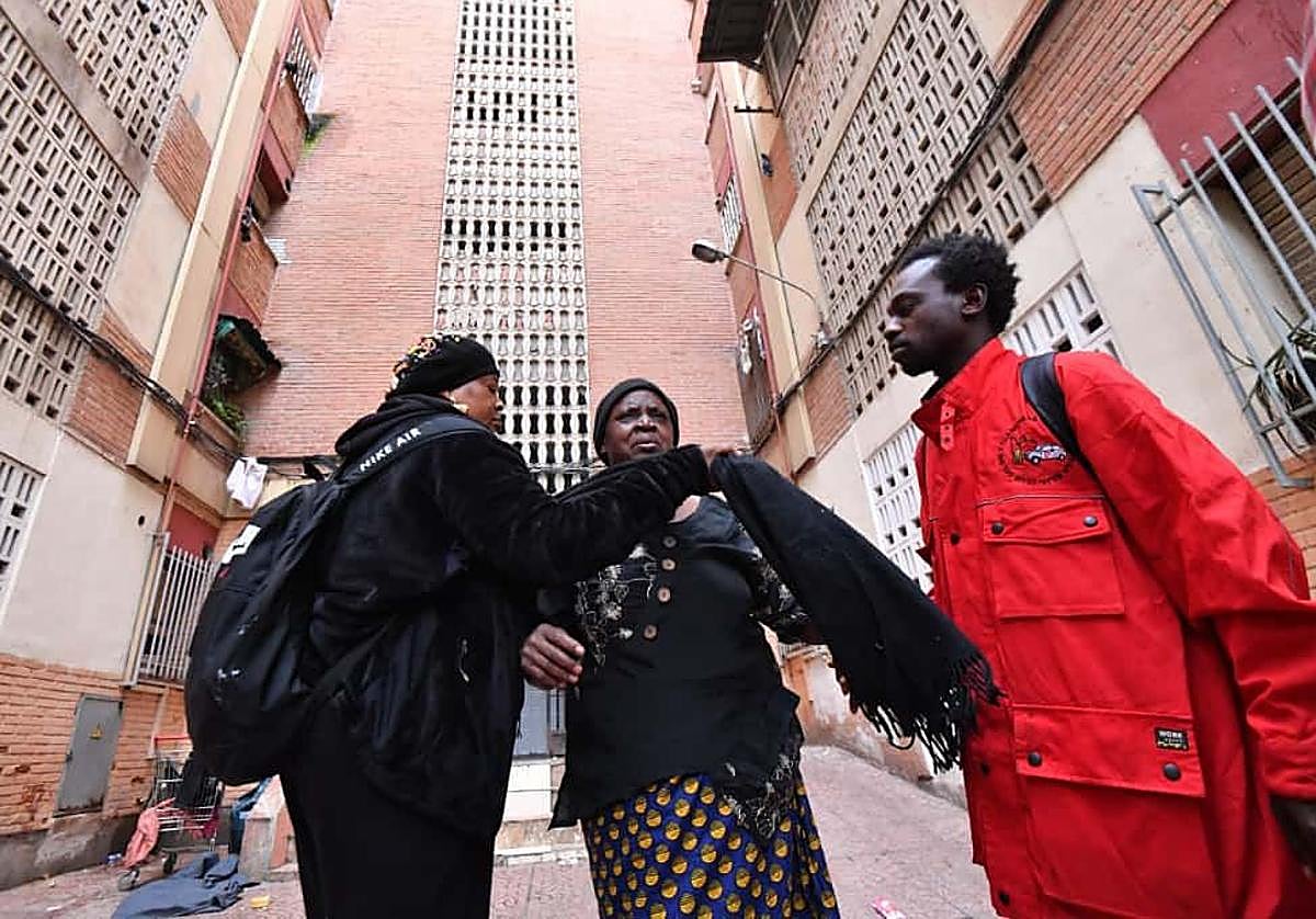 Maryam, en el centro, este miércoles, frente al edificio donde reside actualmente.