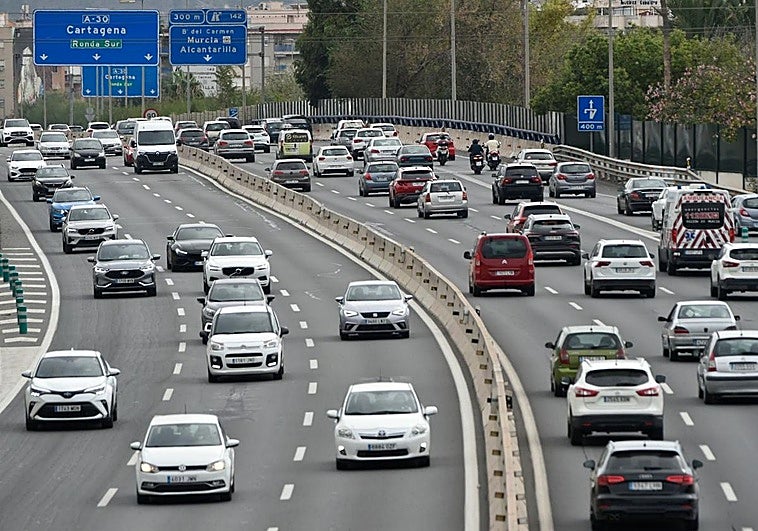 Tráfico intenso en la Ronda Oeste de Murcia a la altura del Malecón, en una foto de archivo.