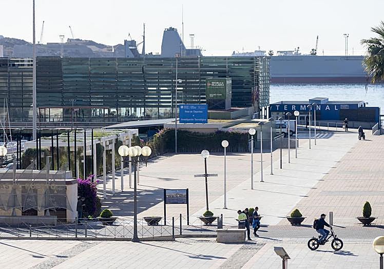 Vista actual del paseo con la terminal de cruceros y el Club de Regatas, al fondo.