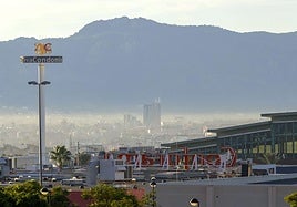 Vista panorámica de la ciudad de Murcia, donde se observa una capa contaminante en el aire, en una imagen de archivo.