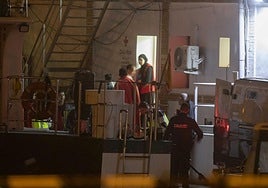 Llegada de los migrantes al puerto de Santa Lucía, en Cartagena, este jueves por la noche.