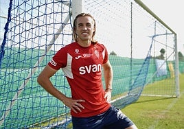 Pedro Benito, delantero del Real Murcia, ayer en Pinatar Arena, en el entrenamiento del club grana.