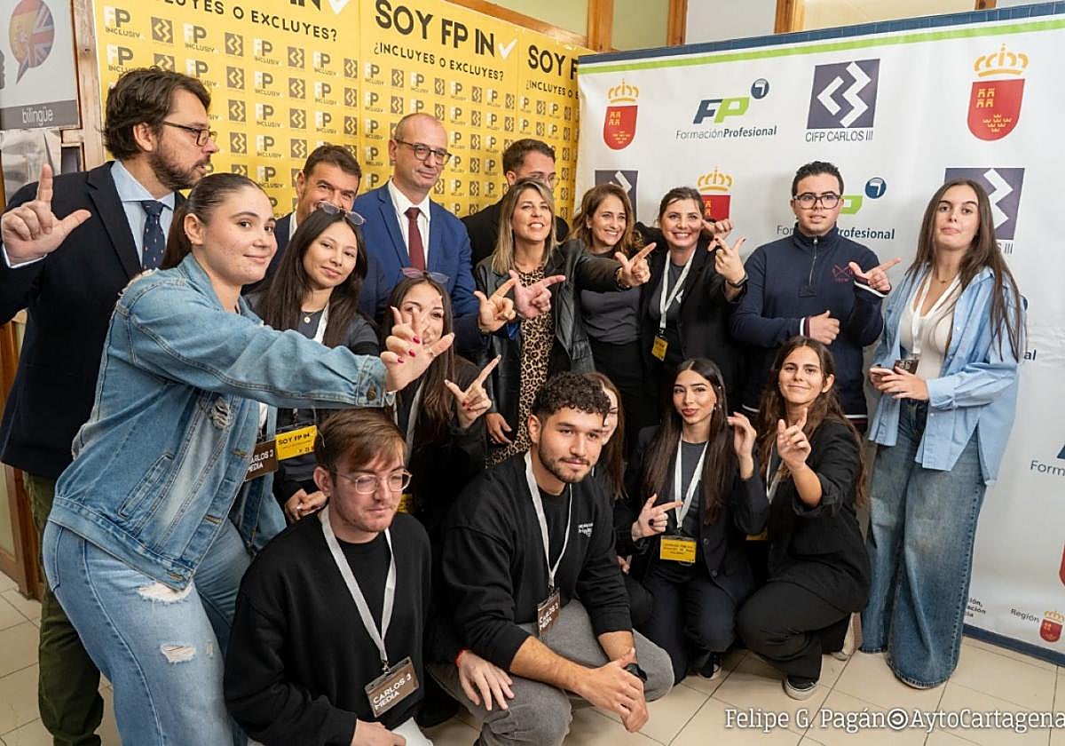 Las autoridades y el director del centro, junto a los alumnos que hicieron posible la jornada de ayer.