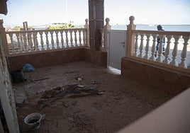Una de las viviendas de primera línea de la playa de Los Nietos en la que todavía se pueden ver los efectos de la dana que azotó la zona hace tres semanas.