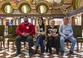 Familiares de Sara Gómez, ayer en la Asamblea Regional siguiendo el pleno de control.