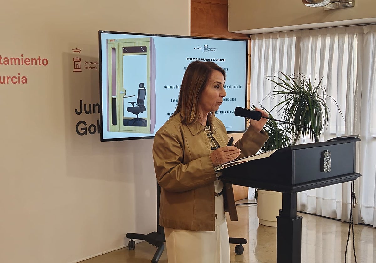 La edil de Educación informa sobre las cabinas insonorizadas que se quieren instalar en salas de estudio de Murcia.