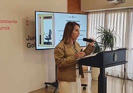 La edil de Educación informa sobre las cabinas insonorizadas que se quieren instalar en salas de estudio de Murcia.