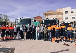 Catalina Herrero, alcaldesa de Fortuna, al centro, junto a operarios del servicio de limpieza.