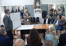 El presidente de Adif se dirige a los vecinos a los que presentó la modificación del proyecto del AVE a la altura de la rambla de La Torrecilla.