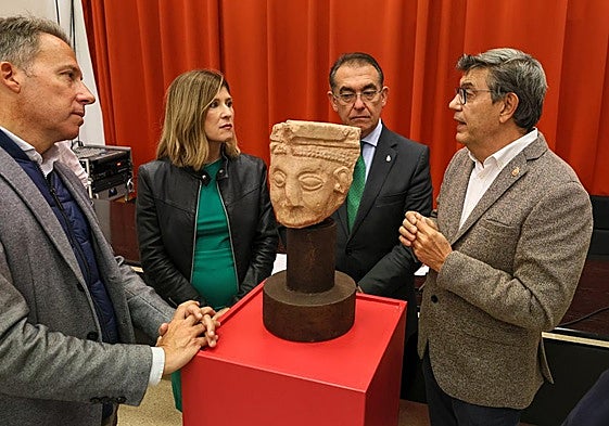 El alcalde, los concejales de Desarrollo Local y Cultura, el director del Museo Arqueológico y el restaurador observan la cabeza de piedra del siglo XIII.