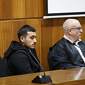 Johan S., este jueves, durante el juicio, junto a su abogado, José María Caballero.