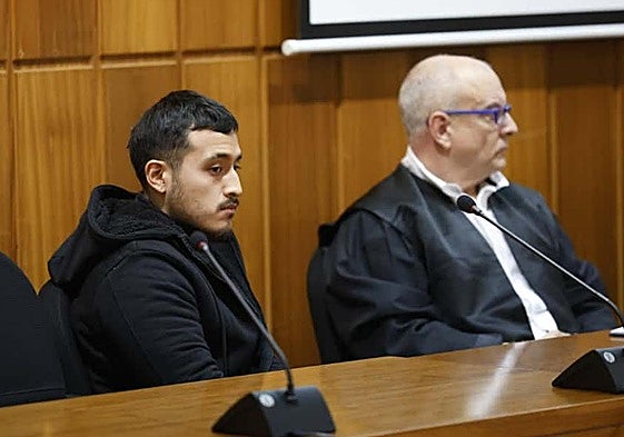 Johan S., este jueves, durante el juicio, junto a su abogado, José María Caballero.