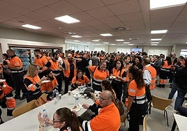 Consum celebra su 50 aniversario compartiendo más de 80.000 raciones de tarta con clientes y trabajadores