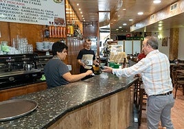 Un cliente paga su consumición en una cafetería de Lorca, en una foto de archivo.
